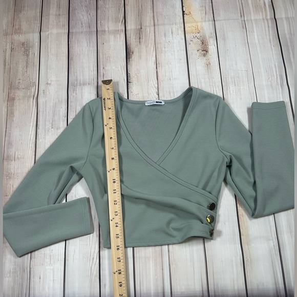 Fashion Nova Green Wrap Blouse Fitted Buttoned. Size XS. - Picture 4 of 6